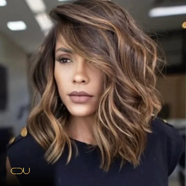 Morena iluminada em corte médio com ondas