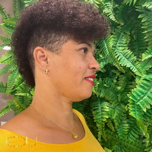 Cabelo crespo com undercut lateral