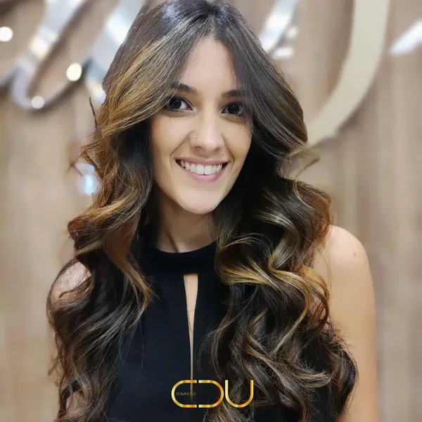 Cabelo com ondas e luzes bem distribuídas