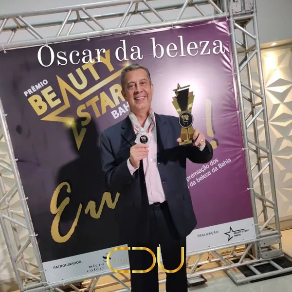 Edu Domingos com o troféu do Prêmio Beauty Star Bahia