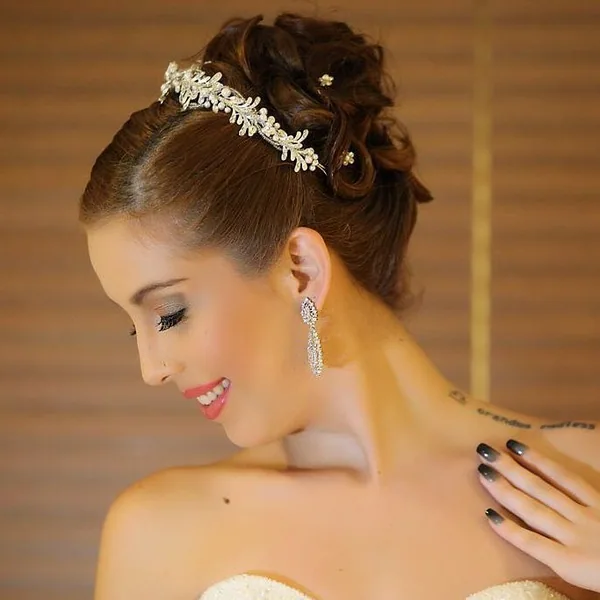 Penteado de noiva preso, com tiara